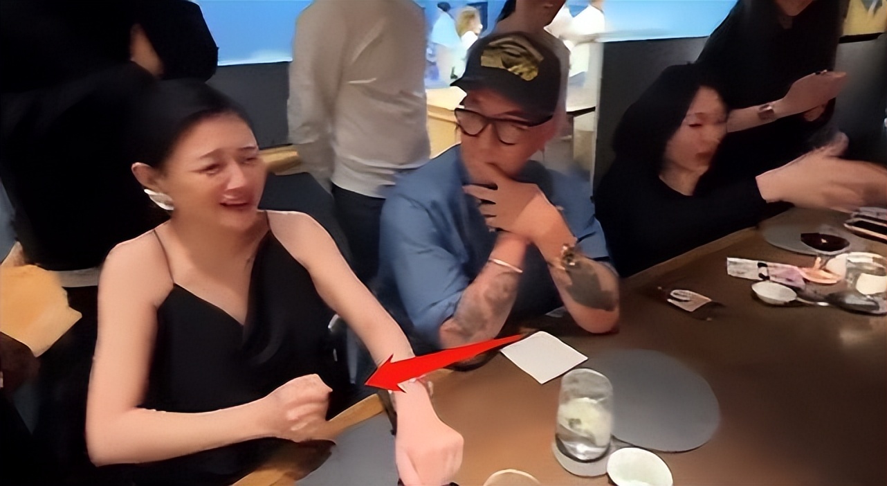 大S私下真怕输！穿礼服参加聚会成全场焦点，轻松赢了小S和昆凌