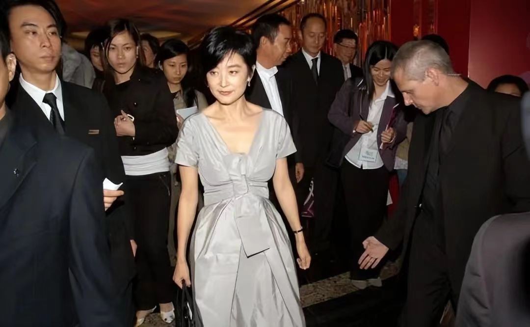 林青霞一看就嫁对人了！挽手老公出镜，满脸笑意短发看着都好女人