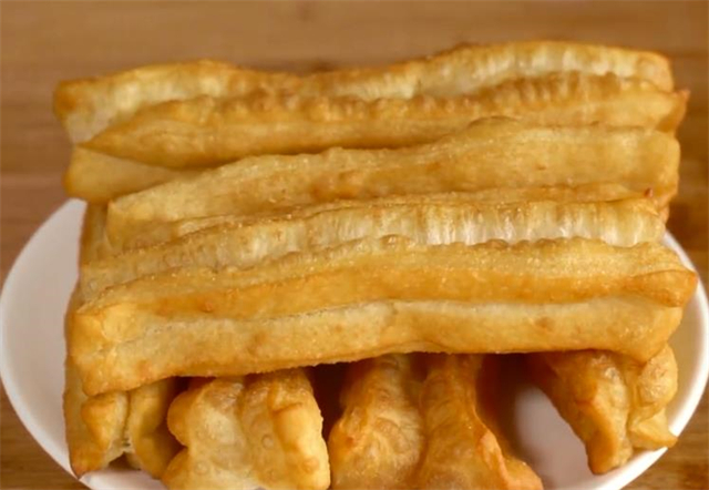 教你在家炸油条,掌握好这几个技巧,操作简单零失败,蓬松酥脆