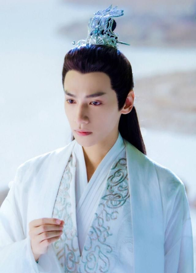 罗云熙也算是"为古装而生"的美男子了,他饰演的古装剧都很加分,除了