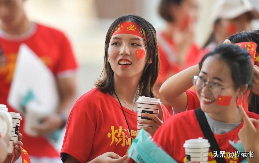 有一首足球歌曲忘记叫什么名字了（曾经感动我们的8首足球歌曲，如果都听过，那你真的老了）