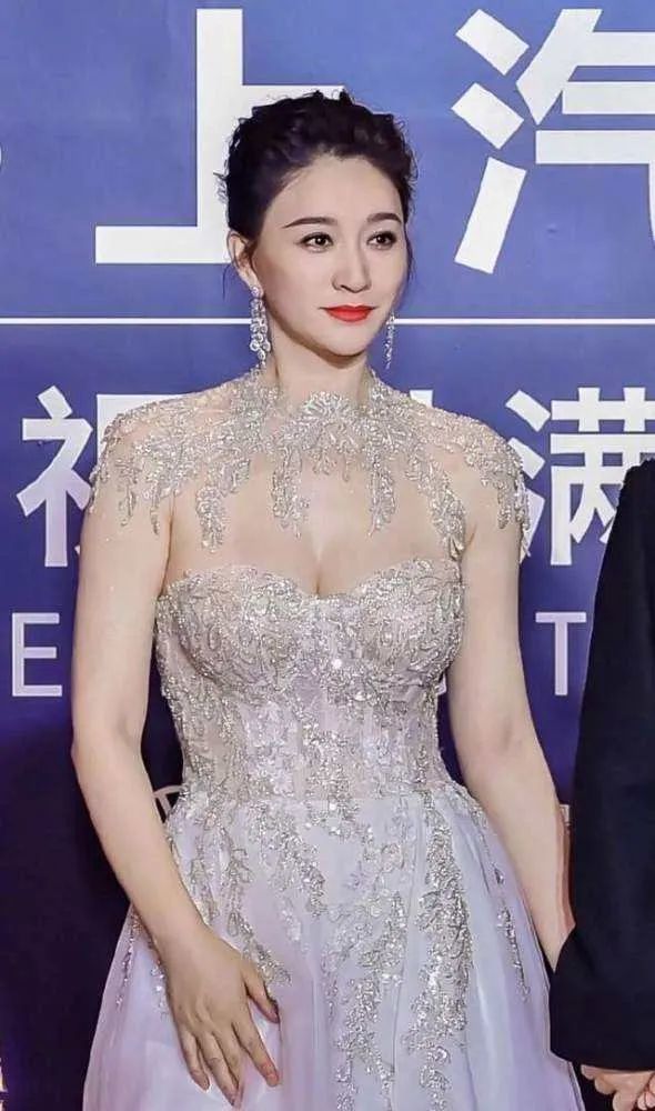 这张图片中,李小冉旁边的这位女星就像一个小黑妞,论温婉,论秀气,没人