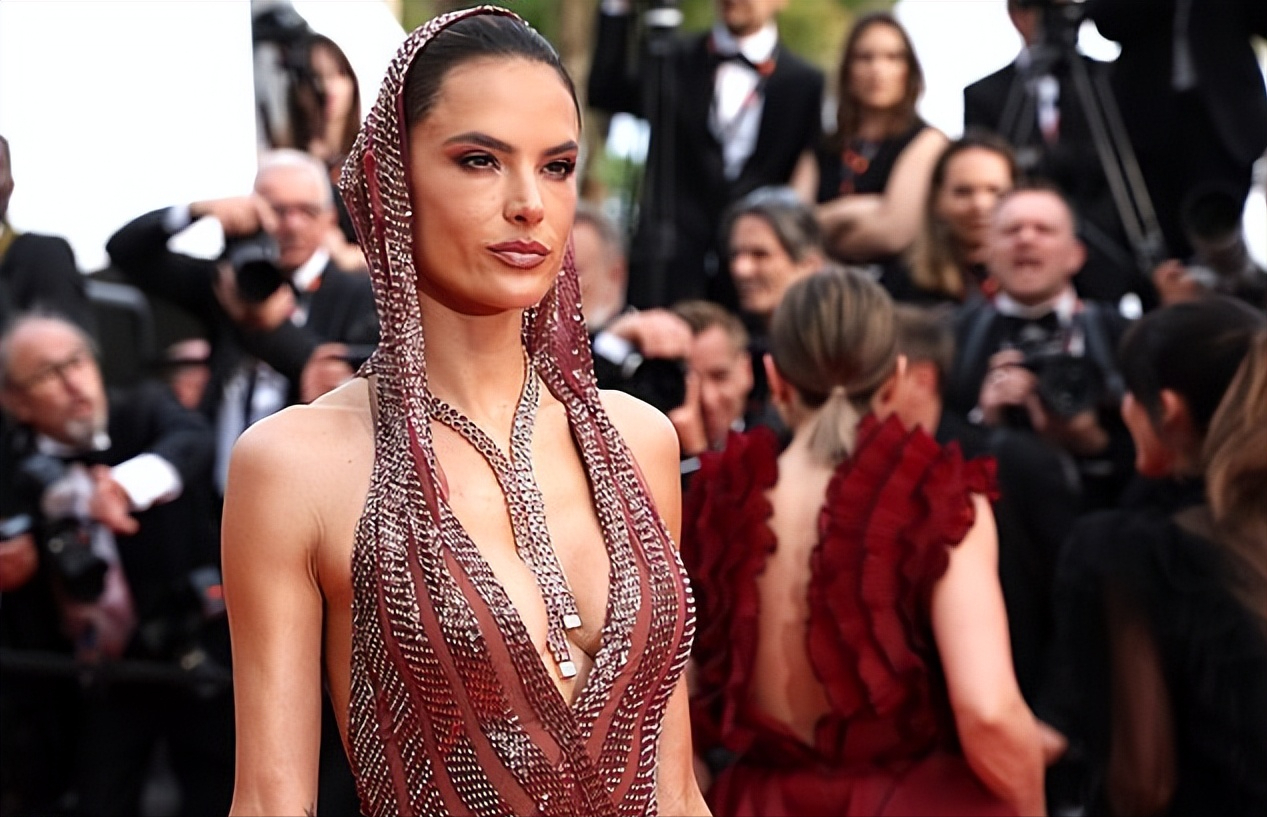 维密aa在戛纳放大招!蕾丝胸衣外穿就用黑纱遮体很放飞,确实惊艳