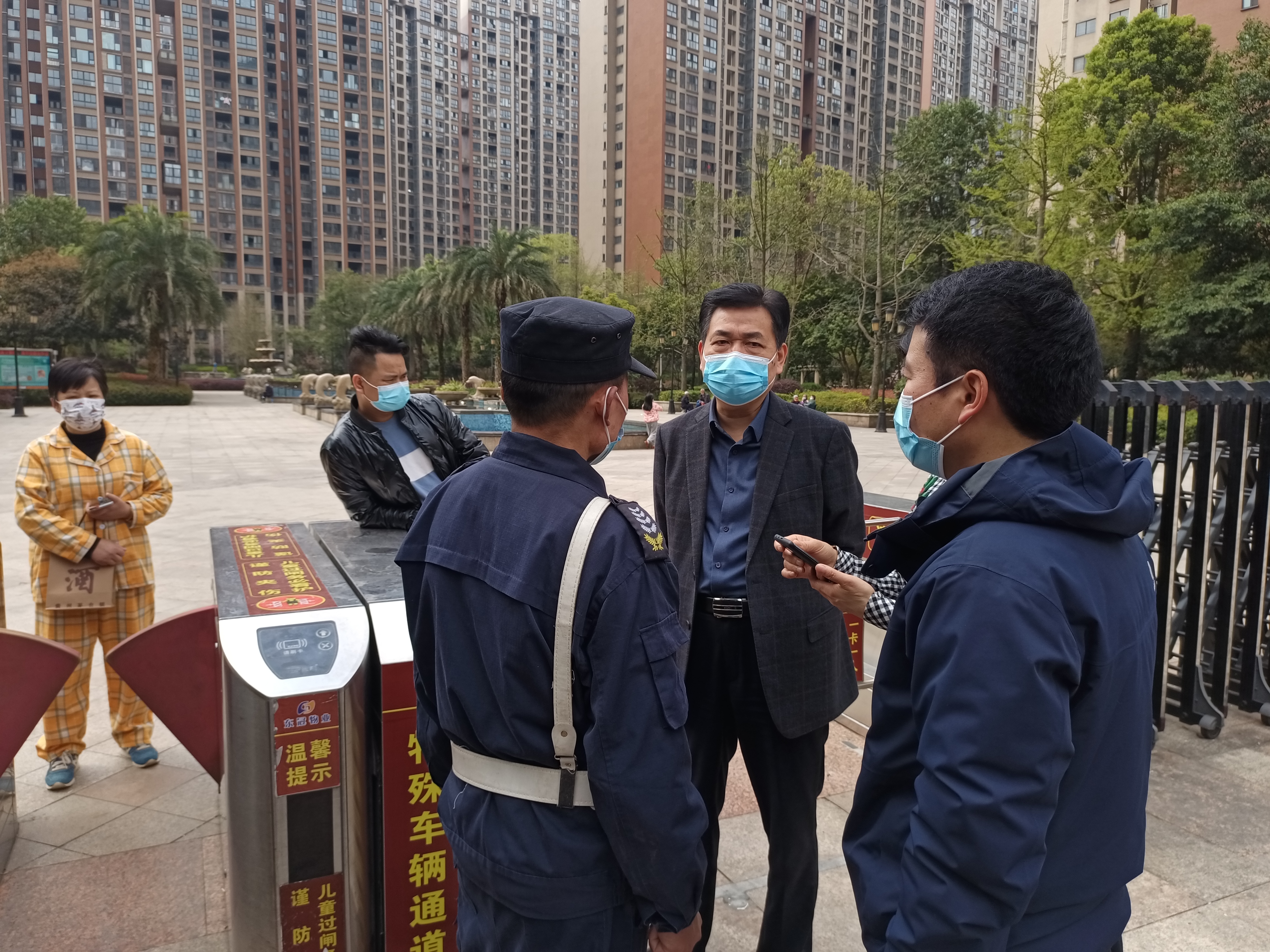 市人大常委会机关：下沉一线督导 共筑防疫屏障