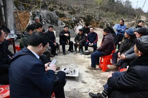 村书记和村主任谁权力更大？有传言要取消村干部，是真的吗？