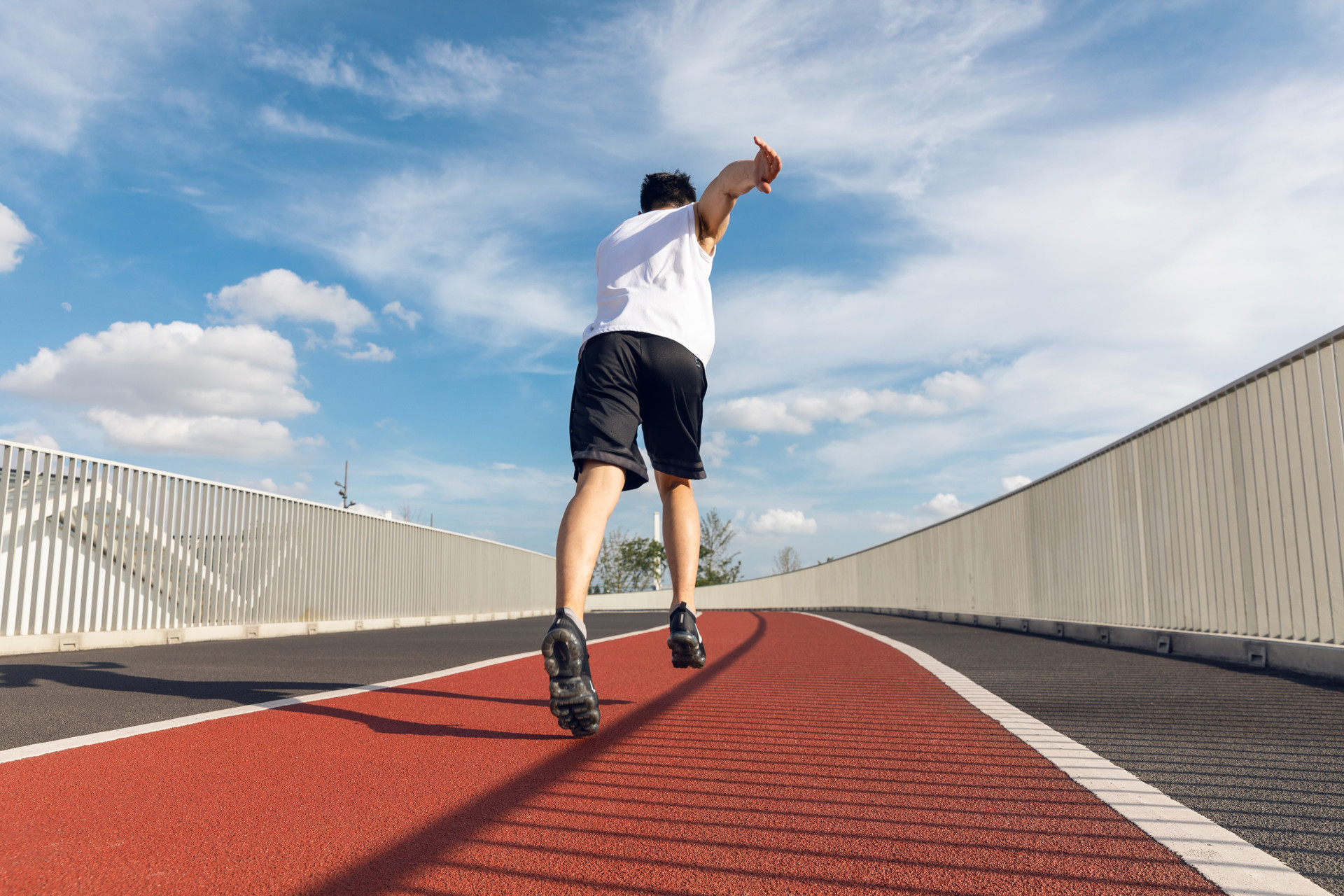 35岁以上不能考公务员，年龄限制未必合理，放开限制毫无意义