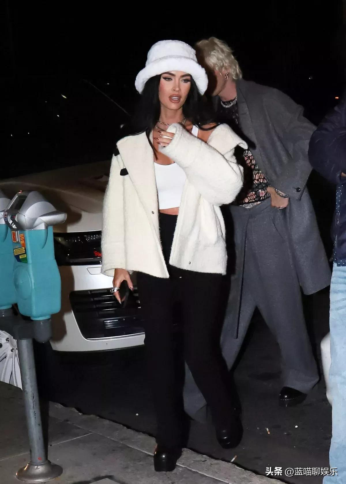 性感女神梅根·福克斯秋季舒适套装：最受欢迎的帽子和厚底靴