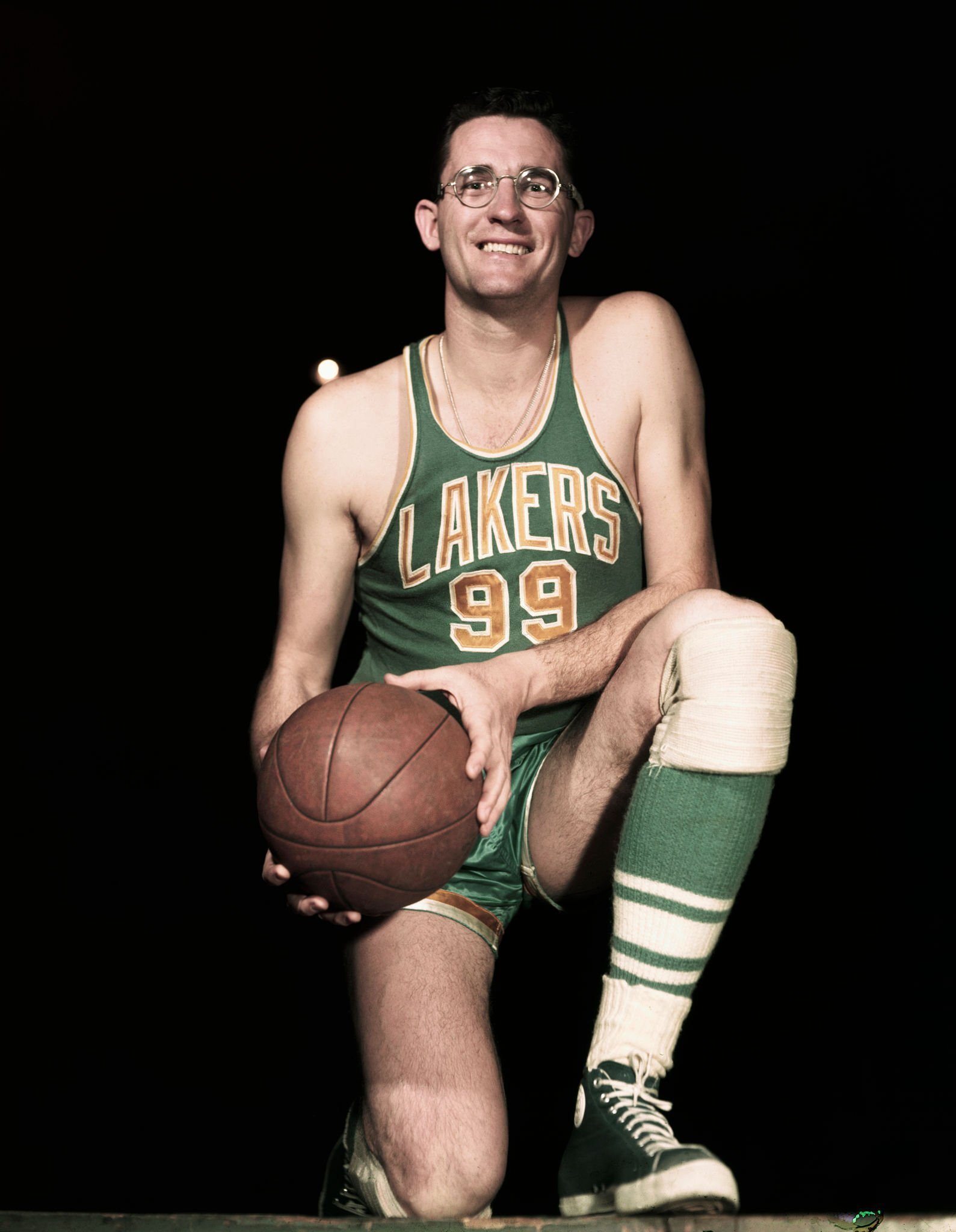 99号是哪个篮球明星（乔治麦肯开创湖人第一个王朝，为何却拒绝湖人退役他的99号球衣）