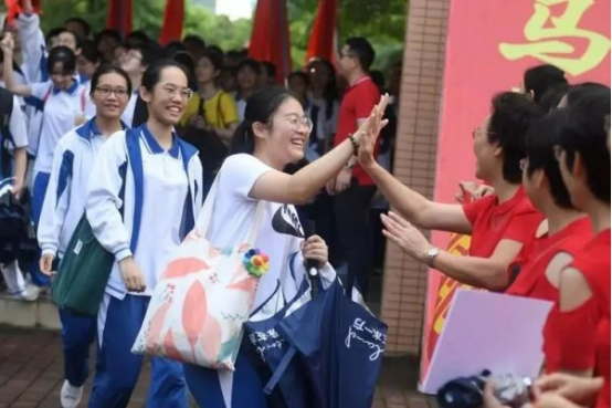 高考生迎来调整，一二三本或将合并，中等生有福了，学霸却很苦恼