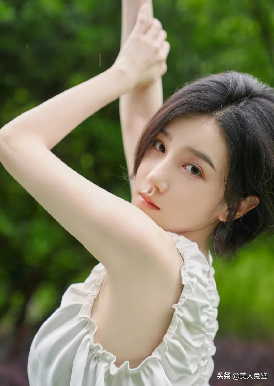 陈小纭发短发写真，化身雨中精灵