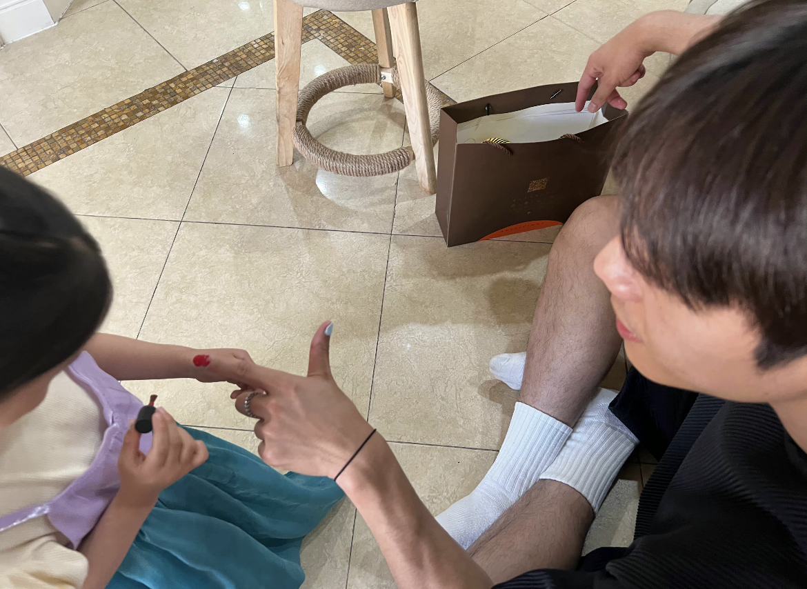 “名花有主CP”好甜蜜，一家三口出游画面温馨，冯雨的选择太明智