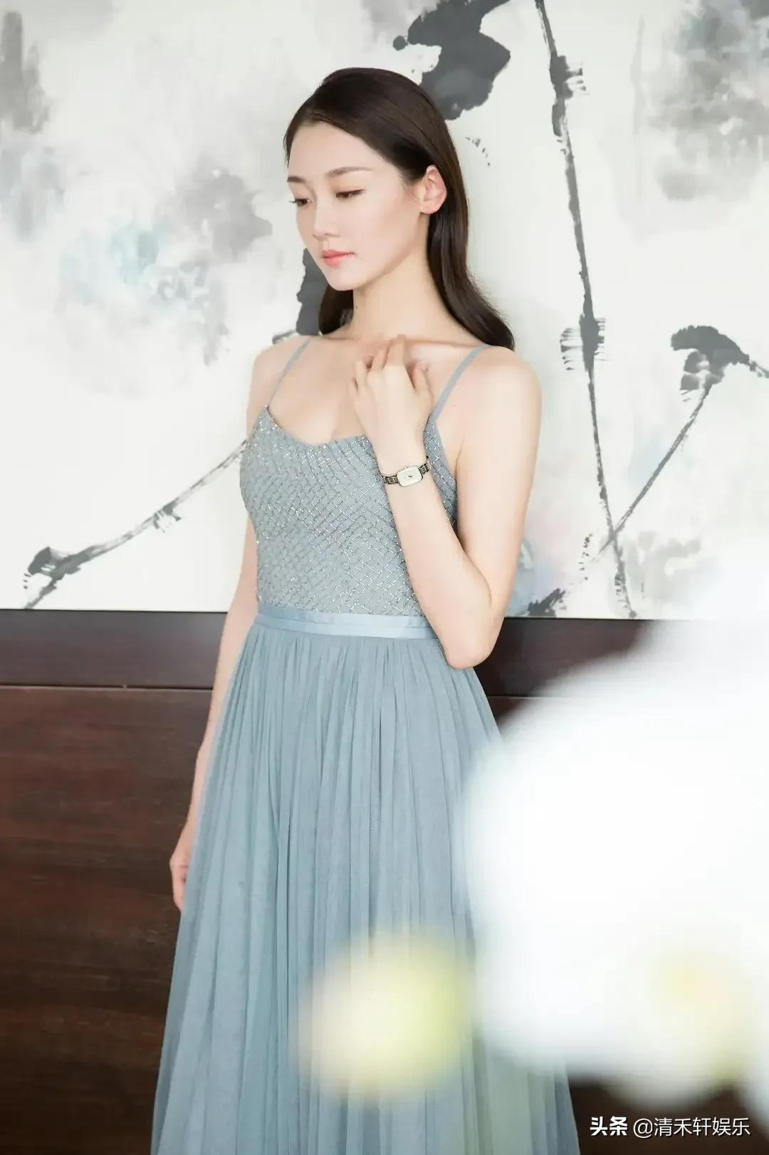 苗苗长发披肩时，更温婉动人。羡慕郑恺，娶到漂亮的老婆回家