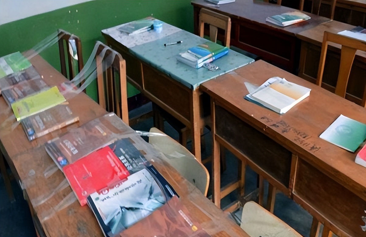 一组清华教室实拍图走红，被嘲“高学历低素质”，内卷如此严重？