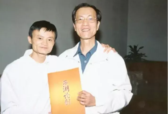 王一博背后的“狠女人”：她被90万人痛骂，为何却成为了最大赢家