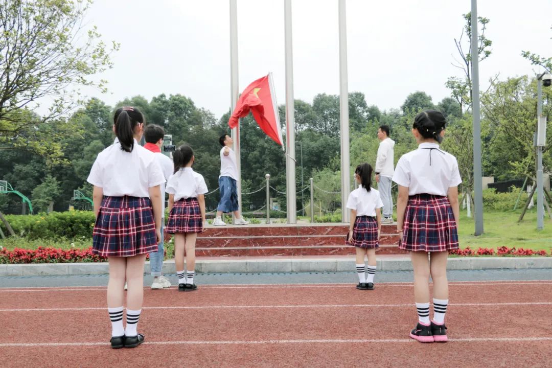 成都市双流区实验小学外国语学校兰花中队进行升旗仪式班级展示
