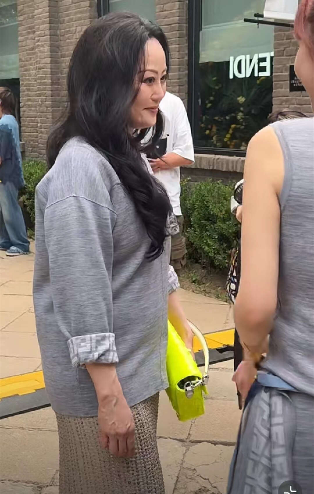 59岁章小蕙出行被偶遇!发量多到令人羡慕,身材发福手部青筋直冒