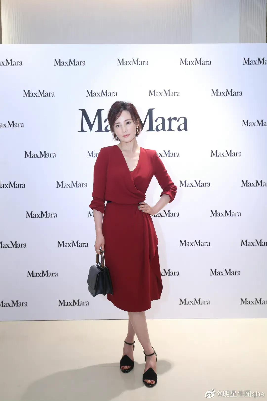 蒋勤勤出席品牌活动 现场试穿经典款大衣，女神气质爆棚