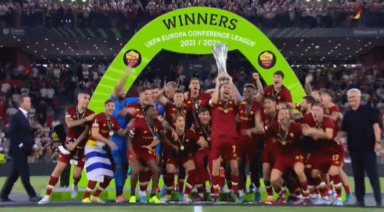 2016欧冠决赛图片(2.7万球迷见证，罗马捧起冠军奖杯！穆里尼奥被高高抛起，送飞吻)