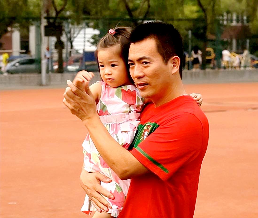 黄健翔离婚16年：他惹官司，再婚后又做父亲，前妻患癌至今单身