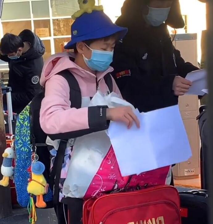 太可爱！全红婵正式回归国家队，章鱼帽抢戏，背包俩挂件显少女心