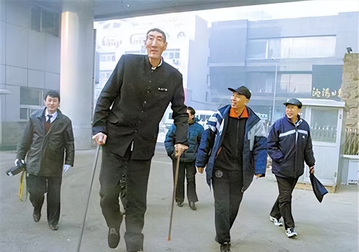 鲍喜顺为什么去nba（中国篮坛的第一巨人，娶小28岁妻子冒险生子，他们的现状如何？）