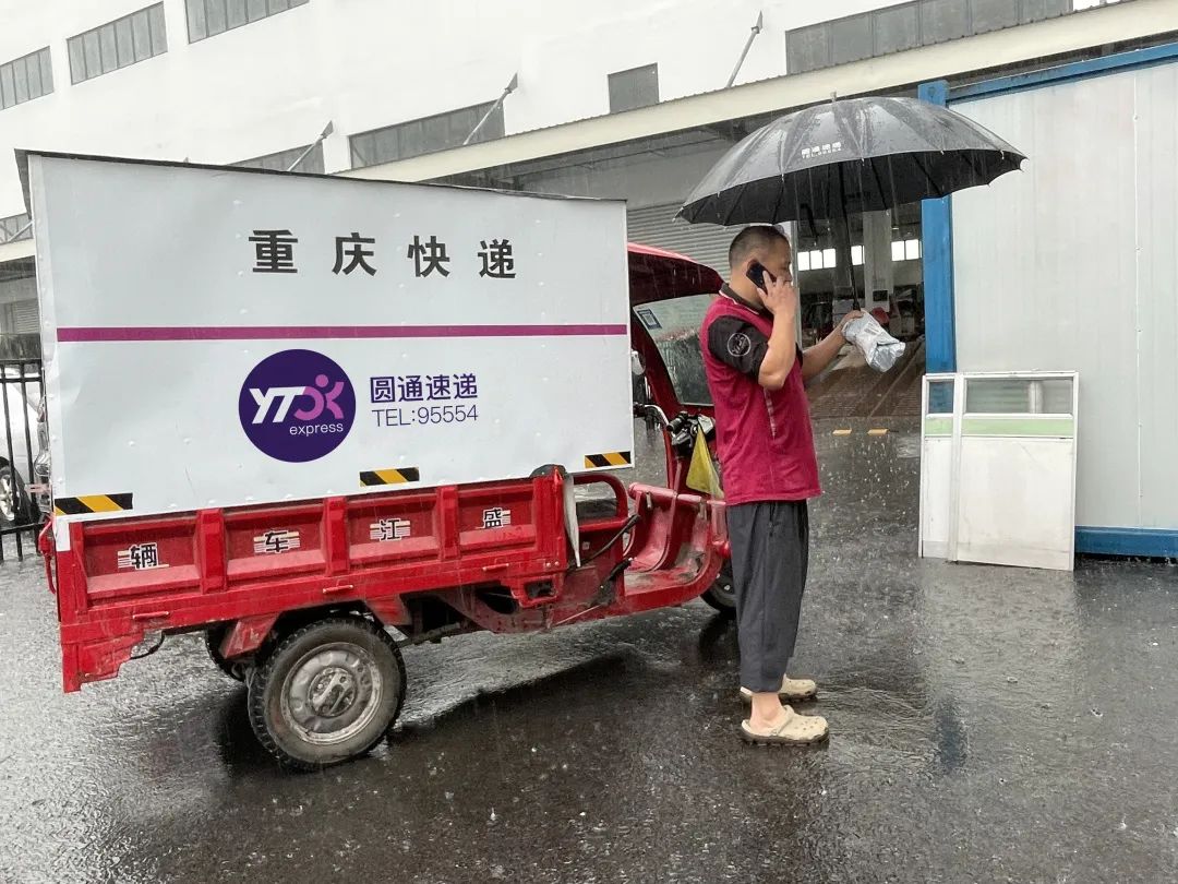 暴雨中，为护客户包裹，圆通小哥也是拼了