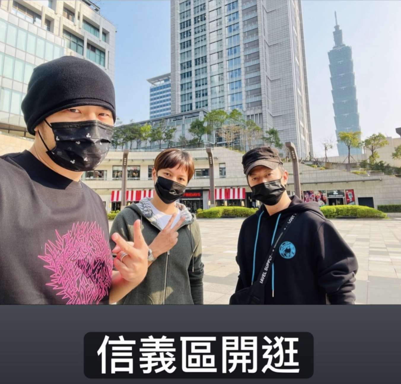 周杰伦陪老婆逛街甜蜜偷拍，昆凌挺六个月孕肚，素颜出镜略显憔悴