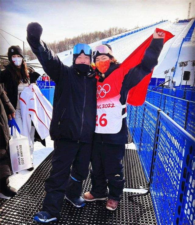 苏翊鸣拿金牌与教练相拥而泣“我爱你”，向佐藤教练学“不偏心”