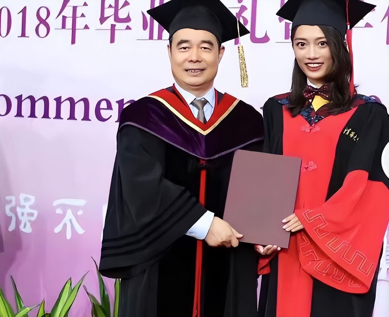 清华美女博士晒“毕业变装”，反遭网友嘲弄，觉得还是应该谦虚些