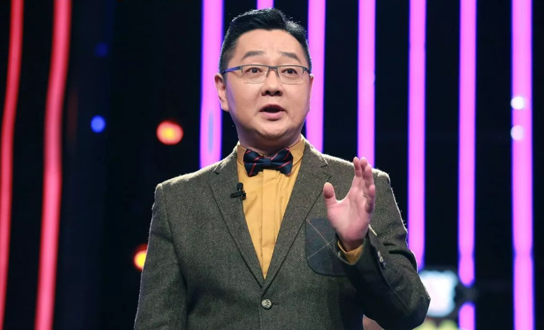 从"央视名嘴"到自嘲梗王,张绍刚在综艺主持掘金之路,直线狂飙