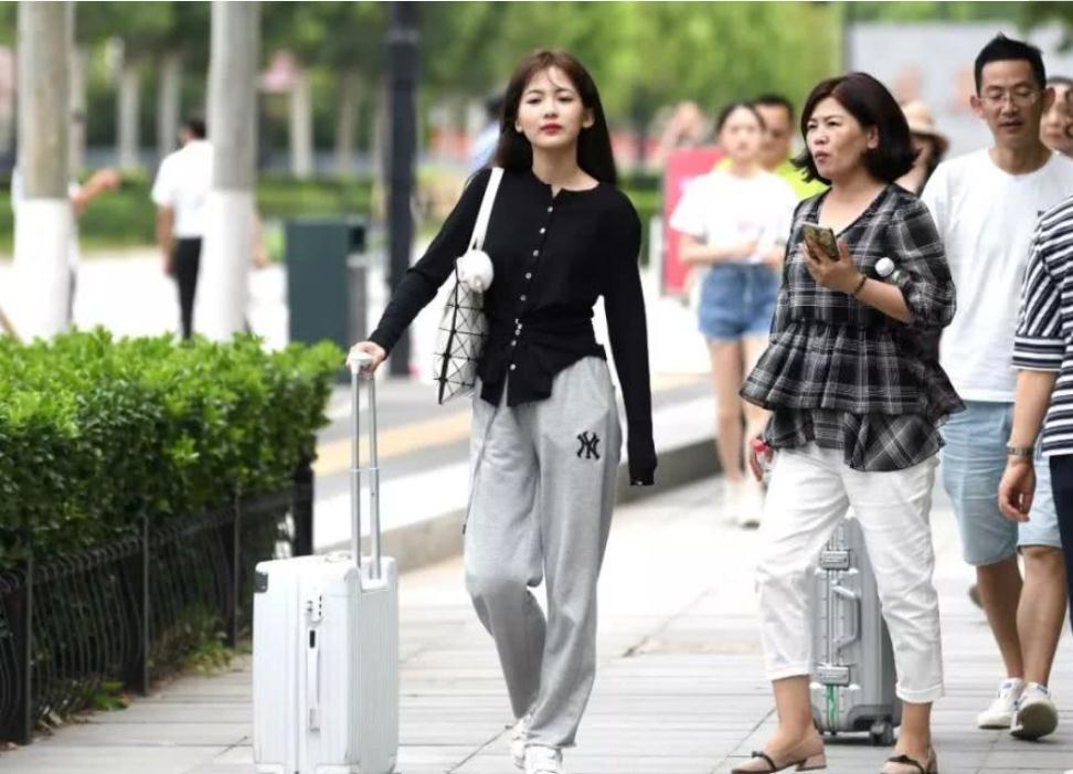 家长这么想让孩子报考省内的大学，原来是有些考虑