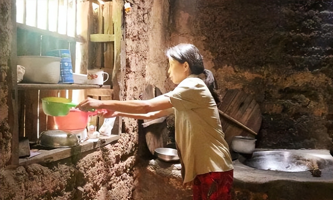 人大学霸伍继红:二婚嫁光棍生6个娃成低保户,到底是谁毁了她?