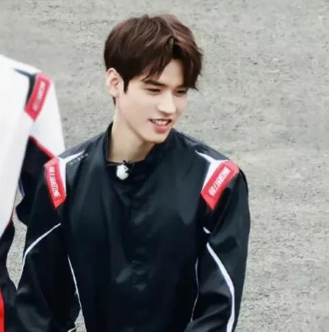 龚俊的赛车服造型简直不要太帅