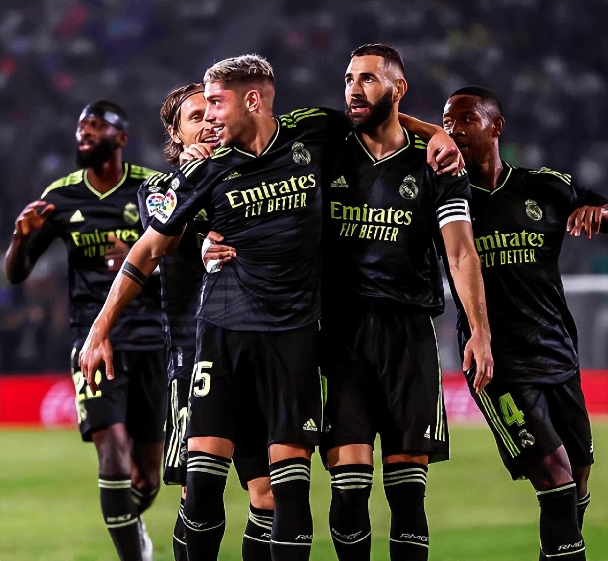 埃尔切和皇家马德里的比赛（西甲-本泽马破门+两球被吹 巴尔韦德破门 皇马3-0埃尔切取得三连胜）-趣拿体育