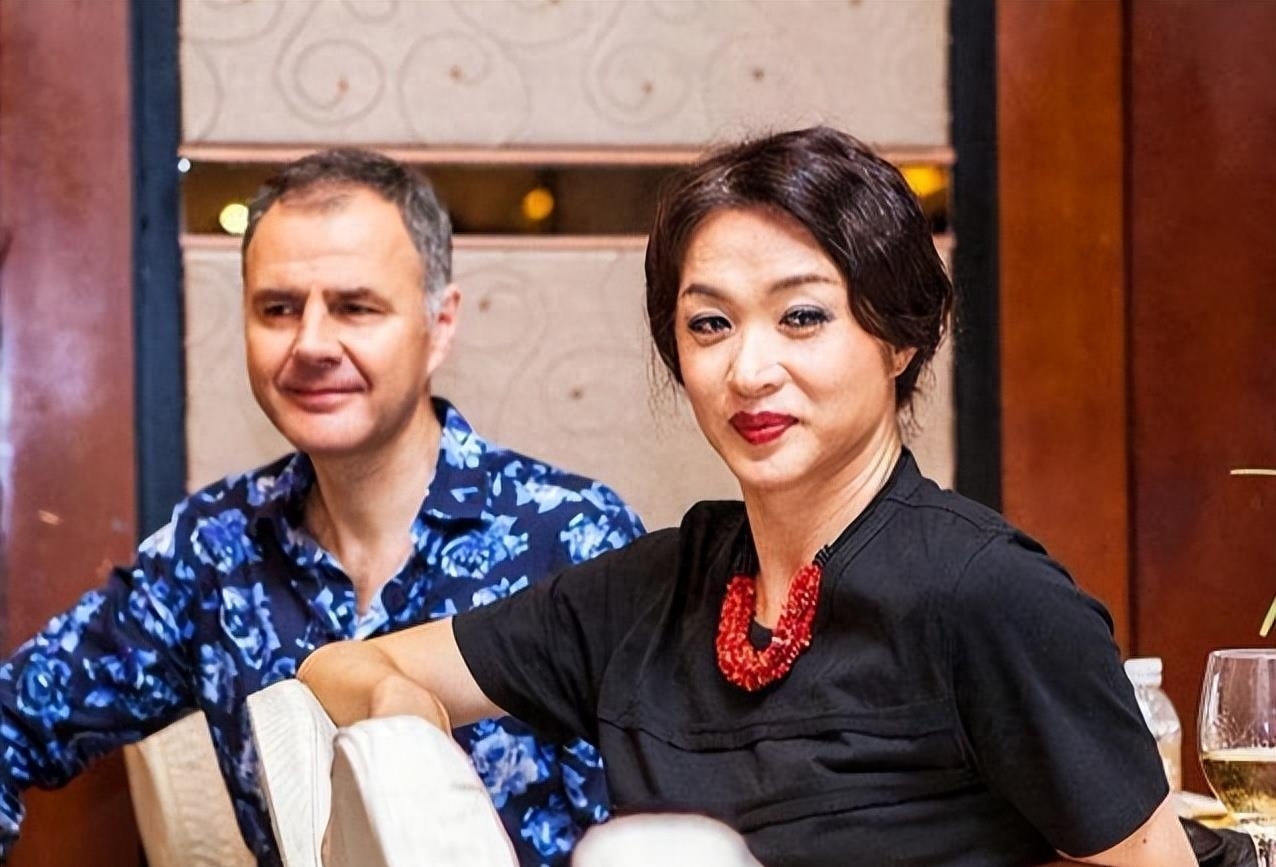 金星秀》因为种种原因被停播,甚至有传言称是东方卫视的主持人曹可凡