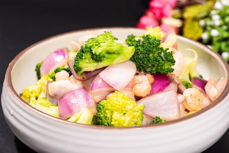 55岁男子，坚持喝洋葱泡水降血压，3个月后情况怎么样了？