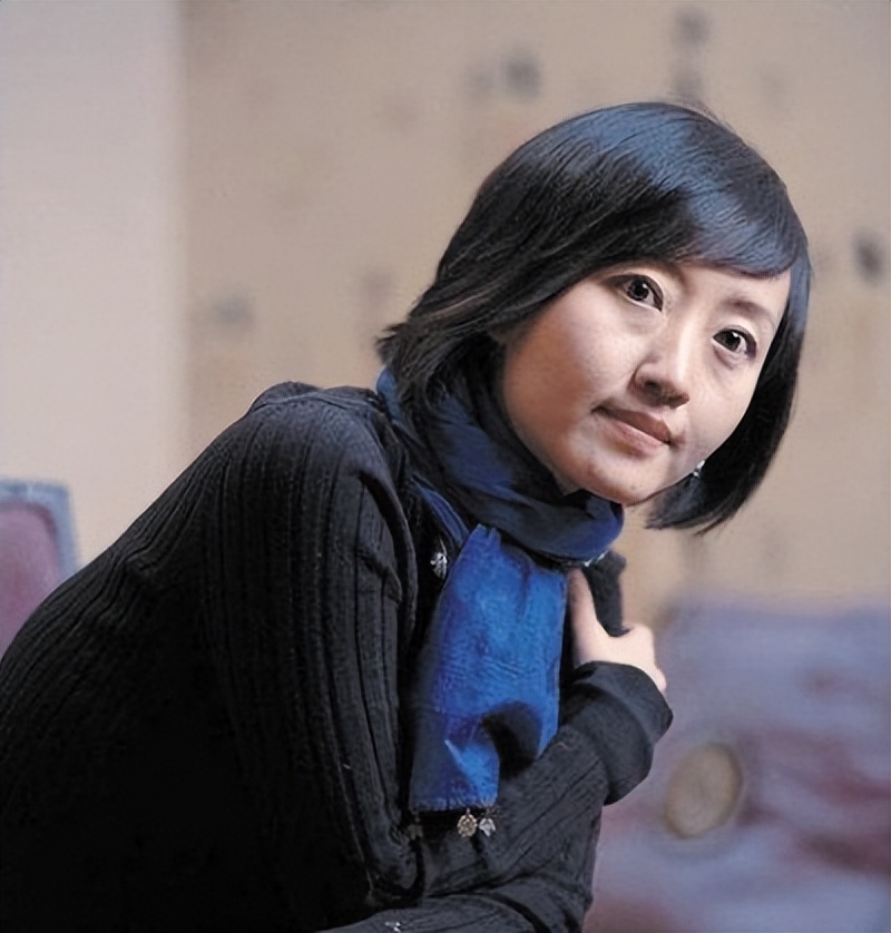 柴静：16岁上大学，23岁进央视，被迫辞职的她做错了什么？