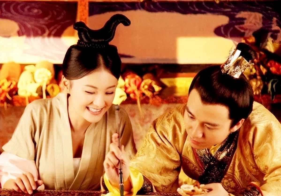 长着一张人畜无害的脸，不靠烟熏妆也是最强反派，这些甜妹太飒了