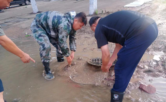 金山乡：干部群众齐上阵，筑牢防汛同心堤