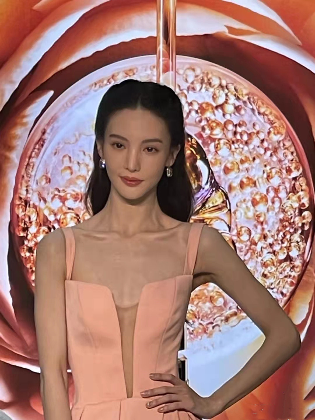 胖了上镜不好看？可头大身小排骨胸，女明星们瘦得这么病态也惊悚
