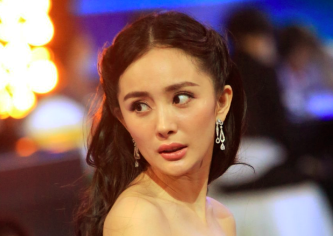 痘痘脸、赘肉、五五分！生图里的女星，让我看见了人间真实