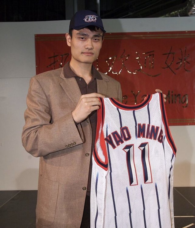 为什么nba重视姚明(姚明当选状元20周年！美媒刷屏向他致敬 火箭官方：多美好的旅程)