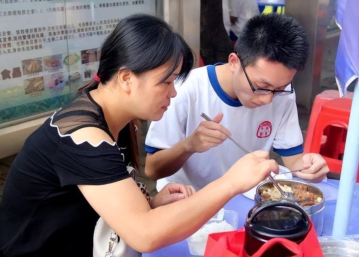 高考当天，家长是否需要在考场外全程陪考？过来人表示送考更稳妥