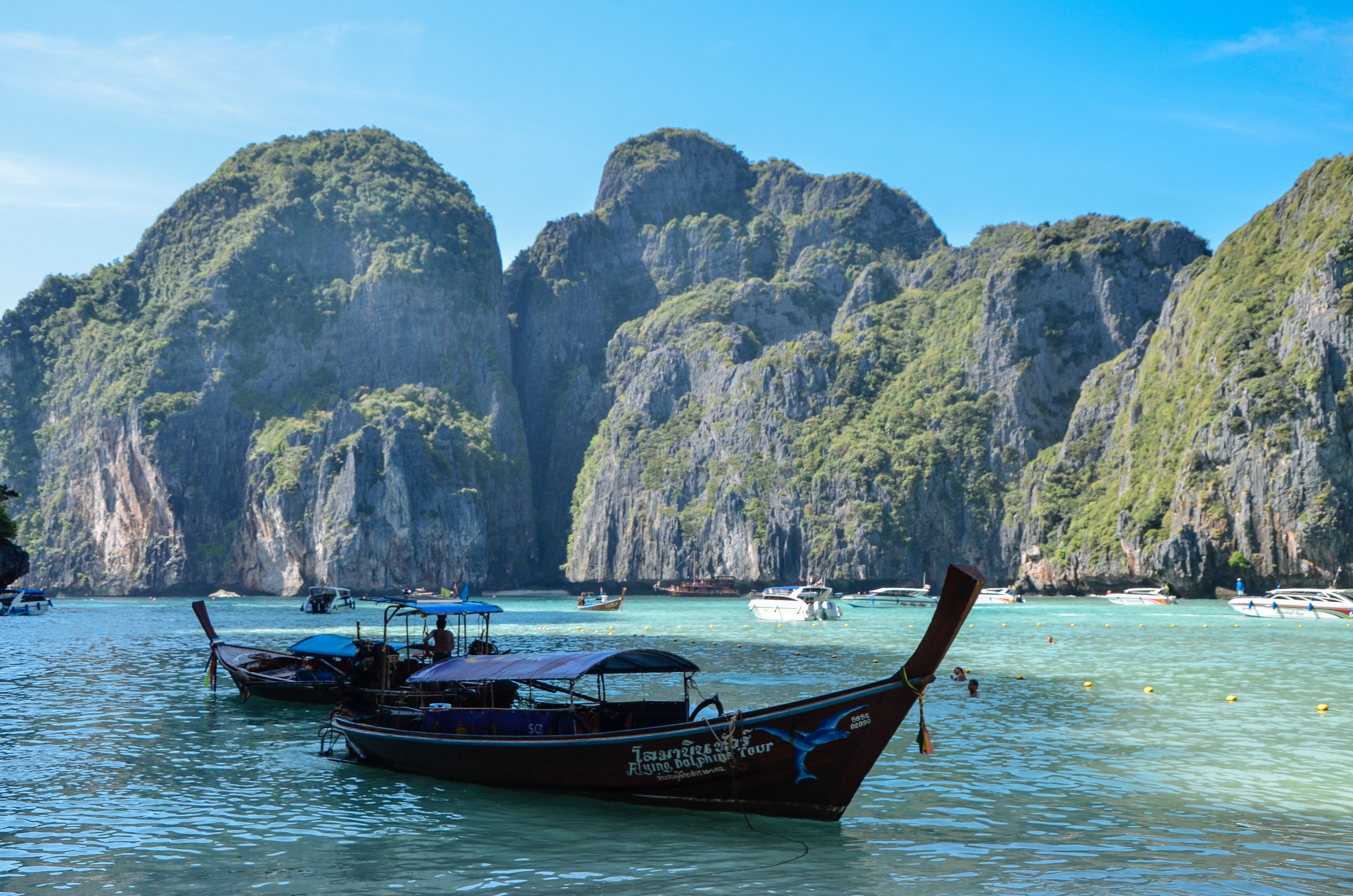 小李子玩过水的海滩，冒险电影里的乌托邦，景色太美了