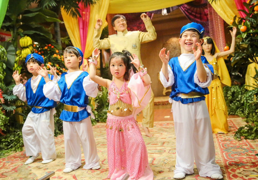 童星阿拉蕾长大了，8岁模样显成熟，颜值跟小时候有差距