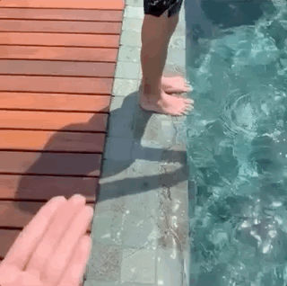 张柏芝陪次子打排球，自夸比他厉害，小Q身姿矫健越来越像哥哥