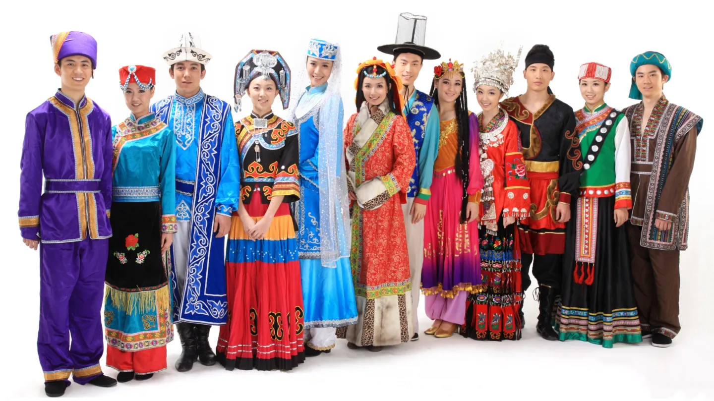 中国民族服饰图片大全(我国最美民族服饰有哪些？朝鲜族端庄优雅，最后一个实至名归！)