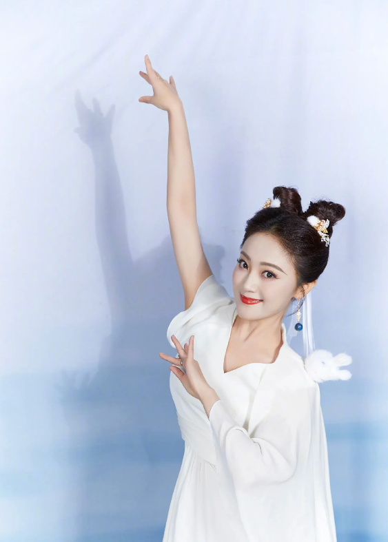 离婚5年后,看玖月奇迹王小玮与王小海的境遇,夫妻差距一目了然