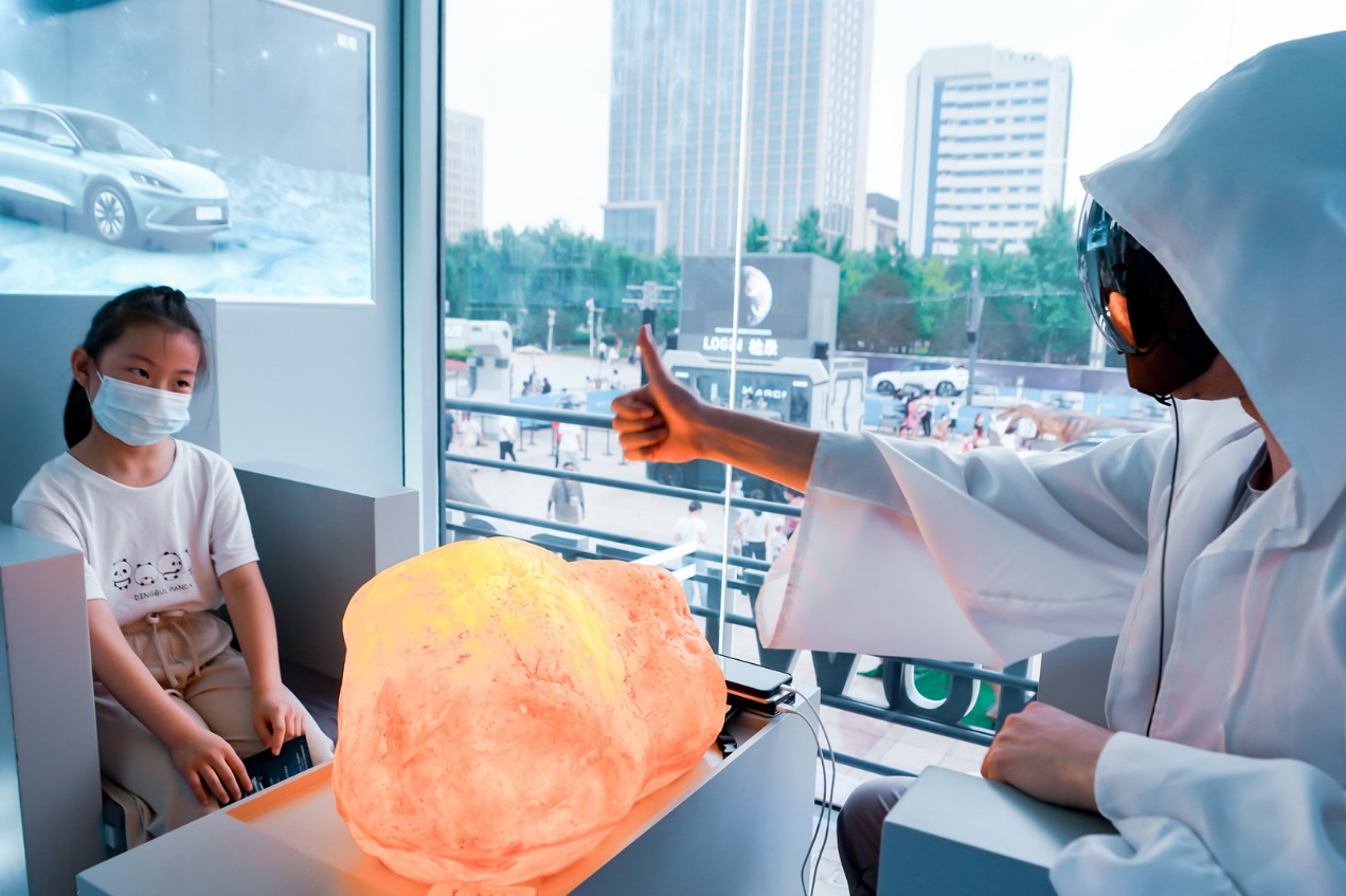 西湖畔探秘千年情缘，极狐“先行者号”太空舰问道杭州天堂