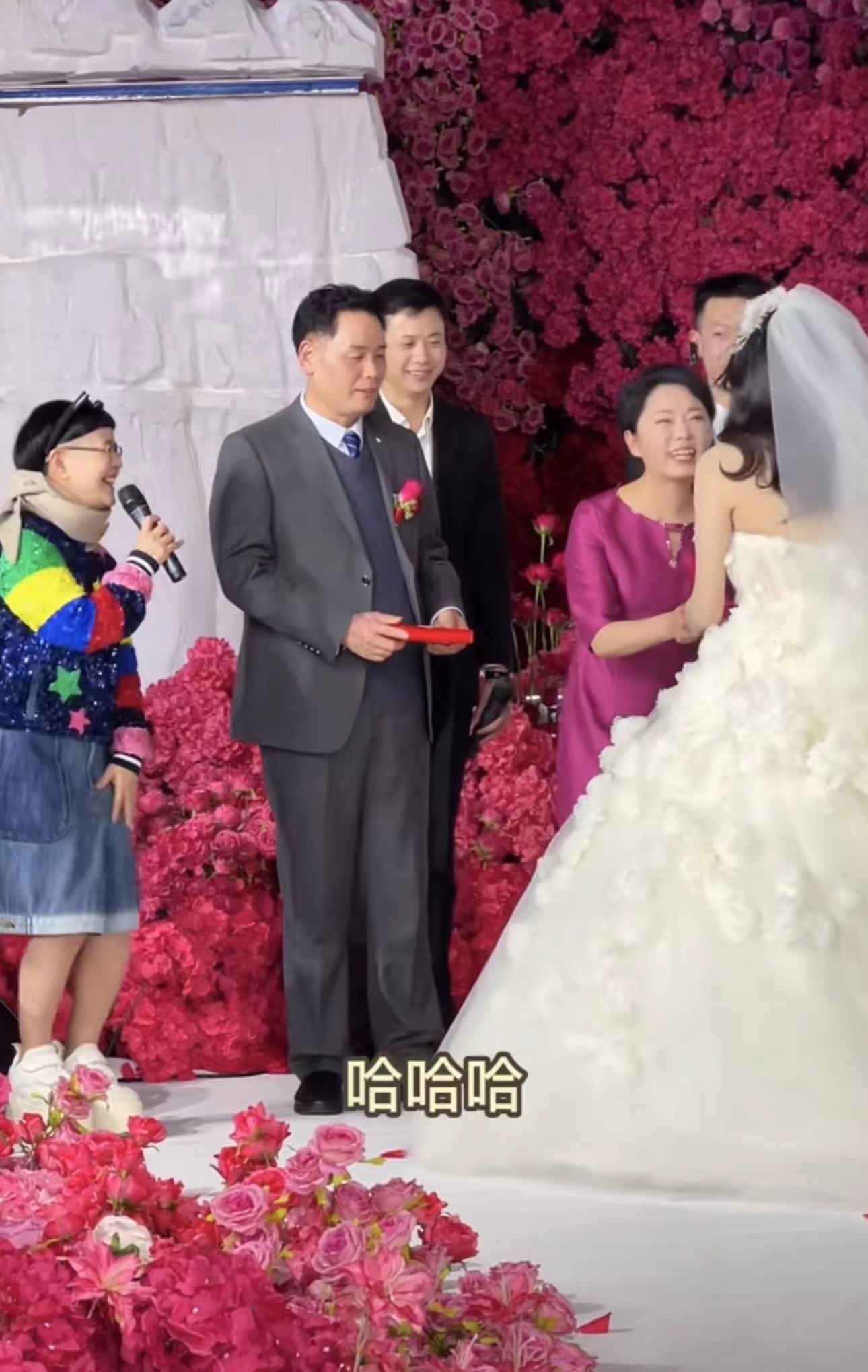央视名嘴金龟子接私单!为网红猫七七主持婚礼,收费比不上撒贝宁
